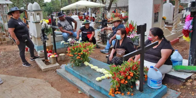 Foto: Adrián Gaytán // Capitalinos han comenzado a visitar las tumbas de sus seres queridos para la festividad de Fieles Difuntos.