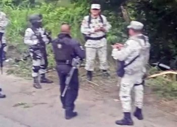 El convoy de la Guardia Nacional cayó en una zona peligrosa entre Oaxaca y Veracruz; cinco elementos resultaron heridos y se reporta una víctima fatal.