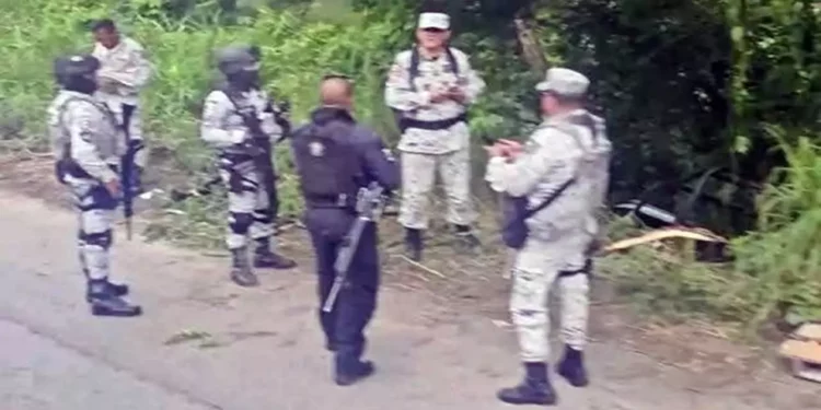 El convoy de la Guardia Nacional cayó en una zona peligrosa entre Oaxaca y Veracruz; cinco elementos resultaron heridos y se reporta una víctima fatal.