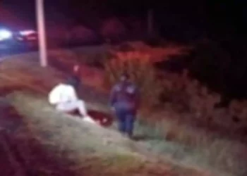 El taxi Nissan Versa se precipitó a un barranco en Corral de Piedra; un hombre falleció y la conductora resultó herida.