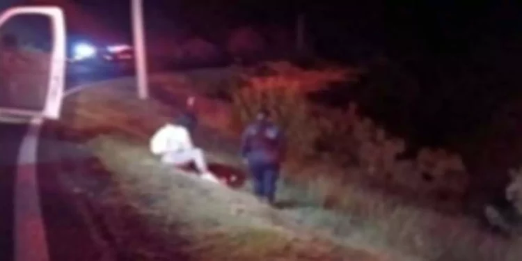 El taxi Nissan Versa se precipitó a un barranco en Corral de Piedra; un hombre falleció y la conductora resultó herida.