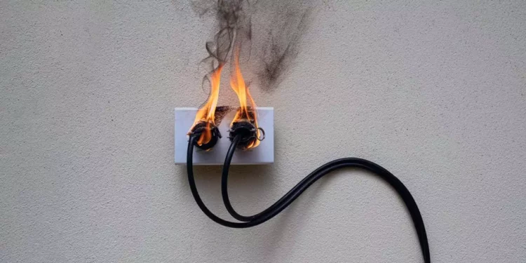 Este incidente pone de nuevo en evidencia la importancia de revisar periódicamente las instalaciones eléctricas de las viviendas.