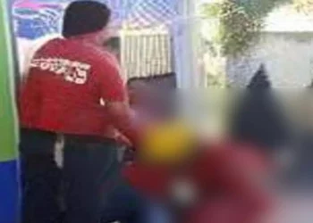 Auxilian a mujer que derrapó en su motocicleta.
