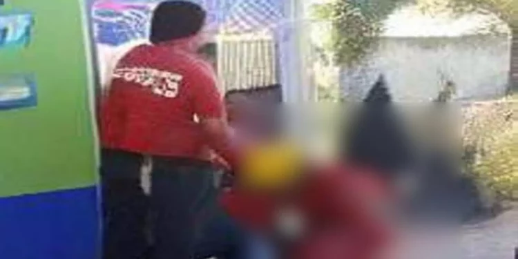 Auxilian a mujer que derrapó en su motocicleta.