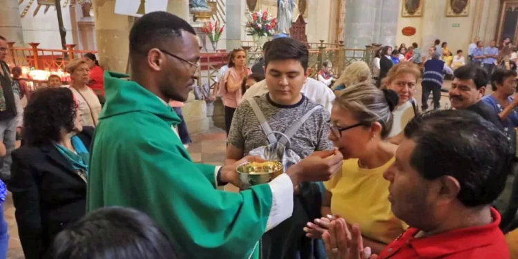 Foto: Adrián Gaytán // Este domingo se llevó a cabo en Catedral la misa por el Día Mundial de las Misiones.