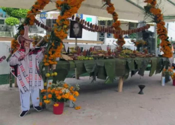 Autoridades y habitantes de Huautla de Jiménez se preparan para recibir a los fieles difuntos con recorridos, música y coloridas expresiones culturales.
