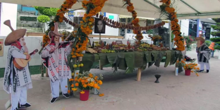 Autoridades y habitantes de Huautla de Jiménez se preparan para recibir a los fieles difuntos con recorridos, música y coloridas expresiones culturales.