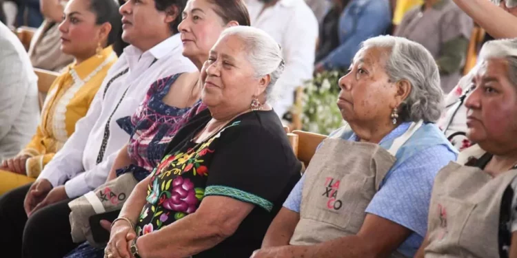 Cocineras tradicionales de Tlaxiaco fueron reconocidas durante el Primer Festival del Mole Negro y Picadillo.