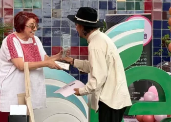 Fotos: cortesía // El galardón fue entregado por Fernanda Tapia, directora de Radio Educación.