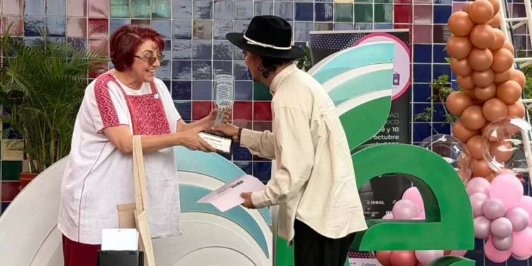 Fotos: cortesía // El galardón fue entregado por Fernanda Tapia, directora de Radio Educación.