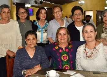 Foto: Rubén Morales // Grupo de amigas durante el desayuno de despedida en el Hotel Misión de los Ángeles.