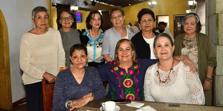 Foto: Rubén Morales // Grupo de amigas durante el desayuno de despedida en el Hotel Misión de los Ángeles.