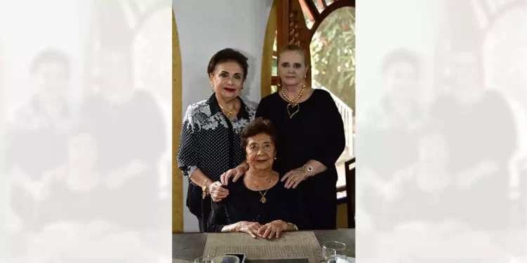 Foto: Rubén Morales // Irene Rodríguez de Díaz, Silvia Rojas de Cabrera y Pilar Mier disfrutaron de un ameno desayuno.