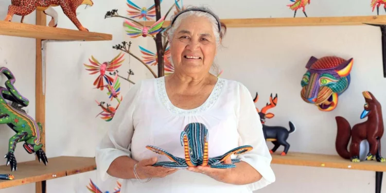 Foto: cortesía // Jesús Jiménez Hernández, artesana y presidenta del Comité del Tianguis Artesanal de Arrazola.