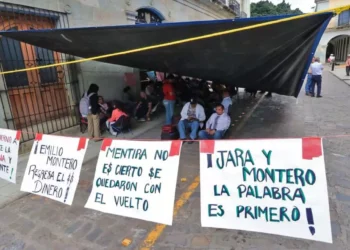 Foto: Adrián Gaytán // Los manifestantes se apoderaron de los accesos del Palacio de Gobierno, como forma de presión a las autoridades.