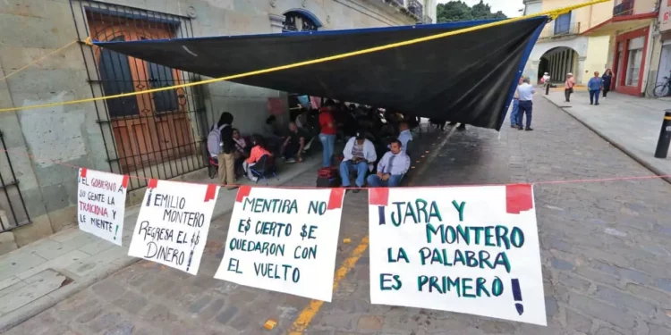 Foto: Adrián Gaytán // Los manifestantes se apoderaron de los accesos del Palacio de Gobierno, como forma de presión a las autoridades.