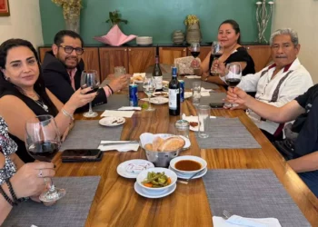 La Dra. Wendy Reyba González celebró la obtención de su grado de Doctora en Ciencias Médicas, acompañada de sus sinodales y del Dr. Guilebaldo Cruz.