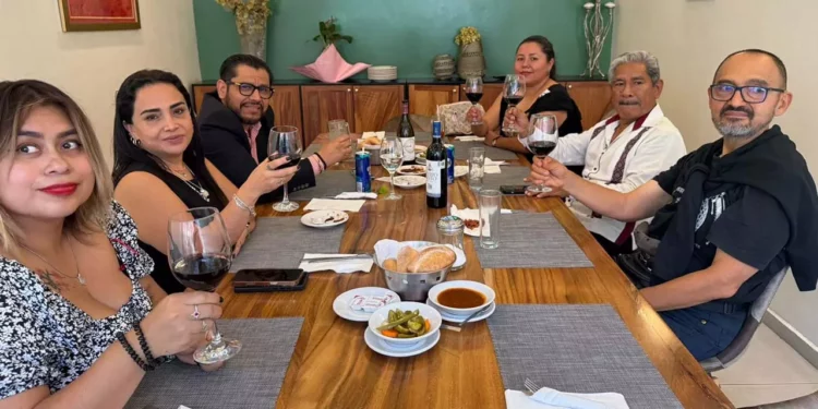 La Dra. Wendy Reyba González celebró la obtención de su grado de Doctora en Ciencias Médicas, acompañada de sus sinodales y del Dr. Guilebaldo Cruz.