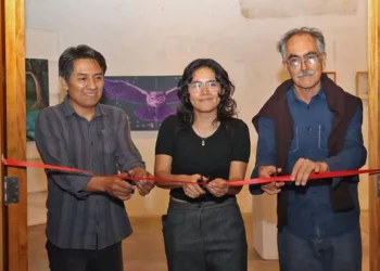 La artista oaxaqueña Rubí Prisciliano Marroquín durante la inauguración de su exposición “Raíces del Sentir”.