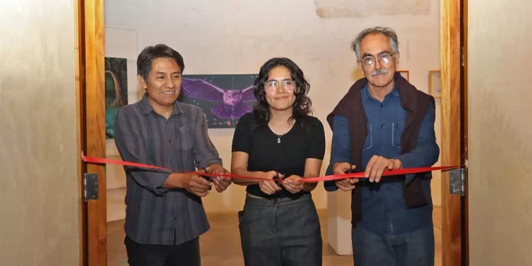 La artista oaxaqueña Rubí Prisciliano Marroquín durante la inauguración de su exposición “Raíces del Sentir”.