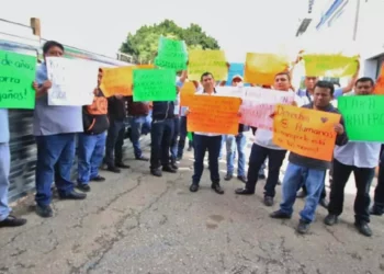 Foto: Adrián Gaytán // La protesta de choferes del pulpo camionero en la Defensoría de los Derechos Humanos.
