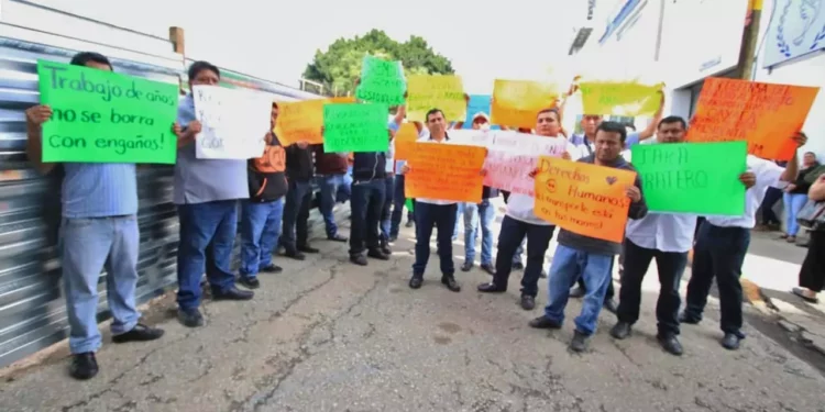 Foto: Adrián Gaytán // La protesta de choferes del pulpo camionero en la Defensoría de los Derechos Humanos.
