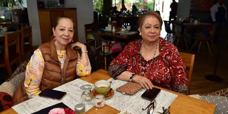 Foto: Rubén Morales // Las hermanas Petus y Zita Sánchez Galván disfrutaron de un ameno desayuno que reafirmó su unión familiar.