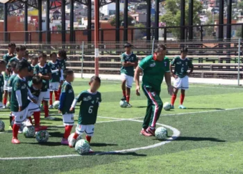 Se realizó un campamento de futbol en el parque Primavera.