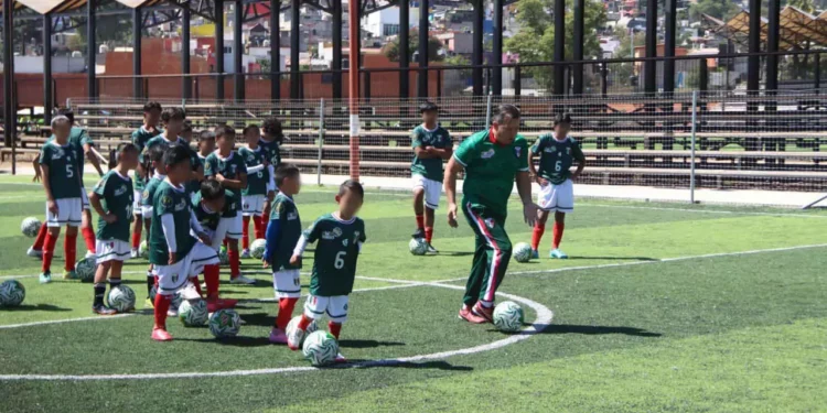 Se realizó un campamento de futbol en el parque Primavera.
