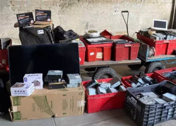 Agentes durante los cateos en la Central de Abasto, asegurando drogas, objetos robados y puntos de venta ilícitos.