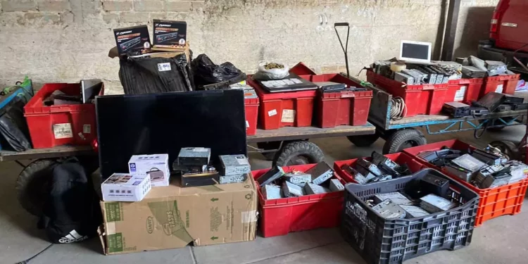 Agentes durante los cateos en la Central de Abasto, asegurando drogas, objetos robados y puntos de venta ilícitos.