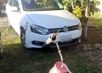 Elementos policiacos aseguraron la zona tras el accidente en San Francisco Tutla donde un vehículo impactó una vivienda.