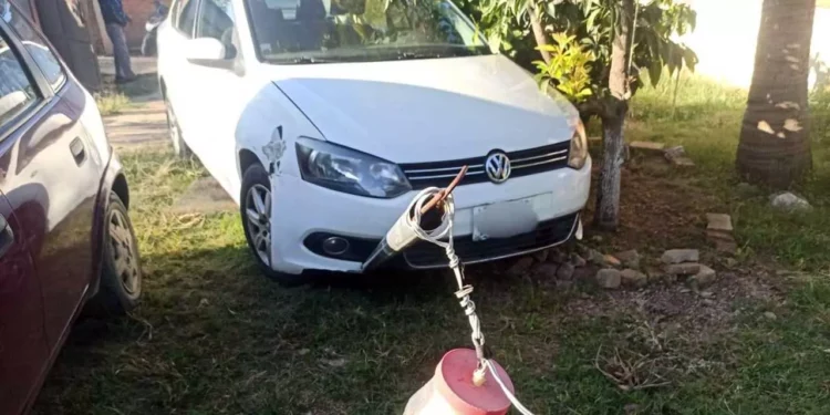 Elementos policiacos aseguraron la zona tras el accidente en San Francisco Tutla donde un vehículo impactó una vivienda.