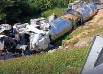 Elementos de Protección Civil y Guardia Nacional acordonan la zona tras volcadura de cisterna cargada con gasolina en Tonalá, Chiapas.