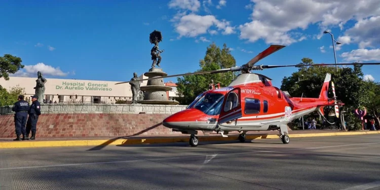 Foto: Gobierno de Oaxaca // Aterrizaje de la ambulancia aérea a un costado de la Fuente de la 8 regiones.