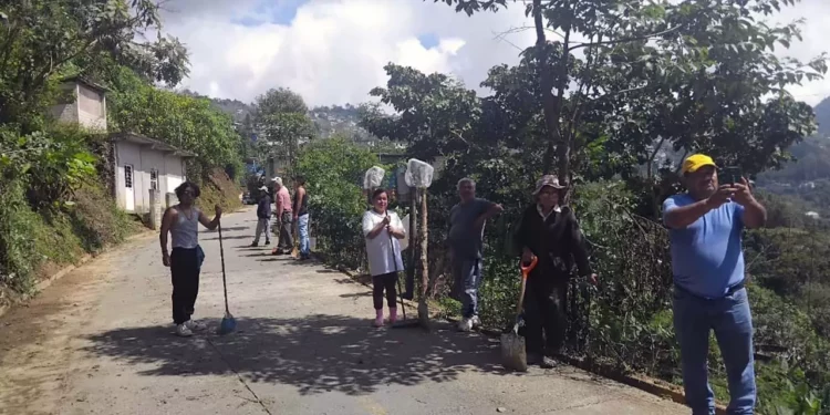 Habitantes unieron esfuerzos para recibir con orden y alegría las festividades de Todos los Santos.