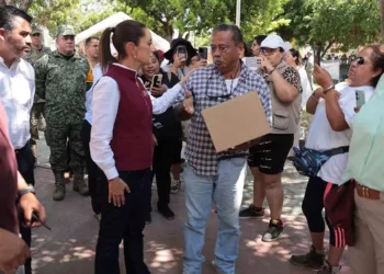 La presidenta Claudia Sheinbaum supervisó en Poza Rica, Veracruz, los avances en la entrega de apoyos a familias damnificadas.