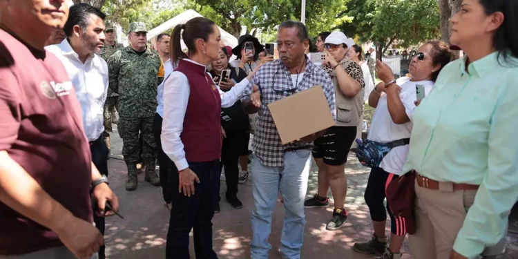 La presidenta Claudia Sheinbaum supervisó en Poza Rica, Veracruz, los avances en la entrega de apoyos a familias damnificadas.