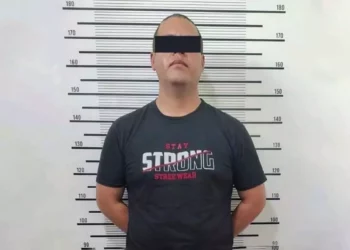 Policía Vial Estatal detuvo a un hombre tras huir sin pagar gasolina, gracias a la colaboración de testigos.