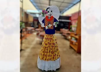 Foto: cortesía // La Catrina tiene alma, el alma de nuestros muertos; aquí vestida de tehuana. Alma de la cual carece el plástico.