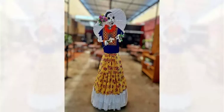 Foto: cortesía // La Catrina tiene alma, el alma de nuestros muertos; aquí vestida de tehuana. Alma de la cual carece el plástico.