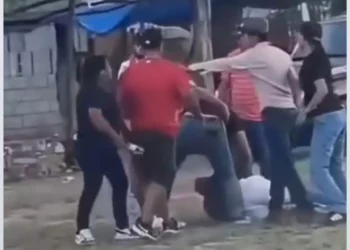 VIDEO | ¡El poder no admite reclamos! Presidente municipal de Teotitlán golpea a ciudadano durante partido