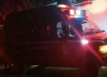 Auxilian a persona mayor que cae de segundo piso.