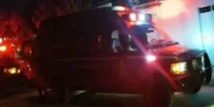 Auxilian a persona mayor que cae de segundo piso.