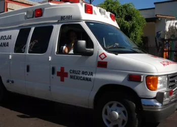 Auxilian a pareja de lesionados.