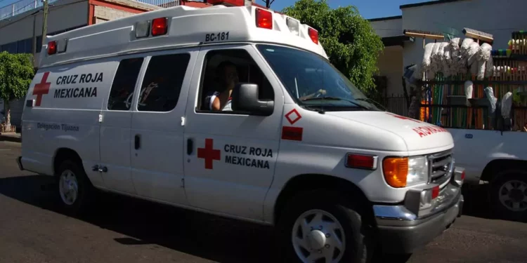 Auxilian a pareja de lesionados.