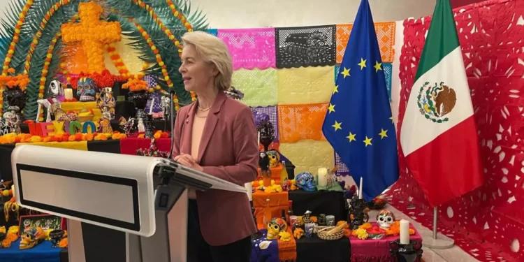 Con altar de Día de Muertos la Unión Europea honra la tradición mexicana