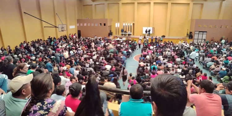 Foto: redes sociales // Asamblea comunitaria en Santa María Atzompa. Se multiplicaron las denuncias por compra de votos.