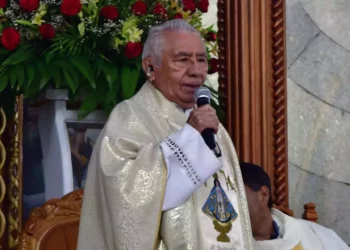 Fotos: Rubén Morales // El padre Barragán Oliva durante la misa de acción de gracias por sus 55 años de ministerio sacerdotal, asimismo, compartió anécdotas de su vocación y de su profundo amor por Oaxaca.