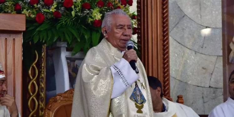 Fotos: Rubén Morales // El padre Barragán Oliva durante la misa de acción de gracias por sus 55 años de ministerio sacerdotal, asimismo, compartió anécdotas de su vocación y de su profundo amor por Oaxaca.